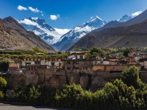 Lower Mustang Trek